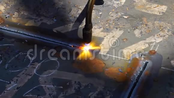 金属工业中使用气体火焰火炬切割金属的工人视频的预览图