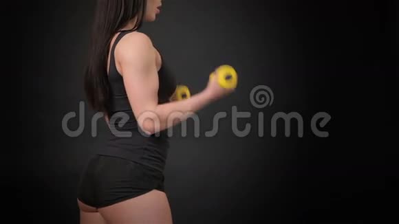 健身女人弯曲她的手臂视频的预览图