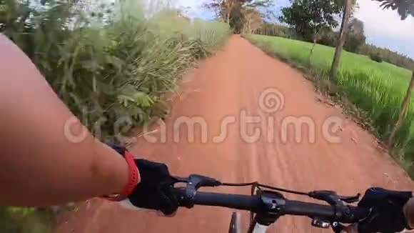 视频镜头前视在乡间小路上骑自行车AA山地自行车视频的预览图