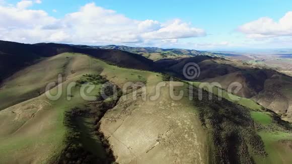 从上面俯瞰茂盛的田野和高山视频的预览图