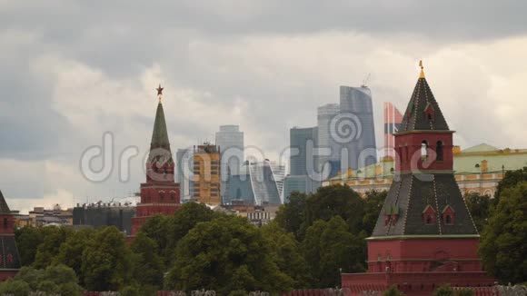 莫斯科克里姆林宫的塔楼和现代化建筑视频的预览图