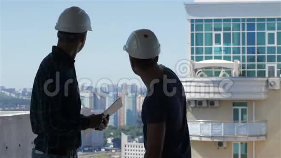 建筑点在正在建造的大楼附近的顶层公寓视频的预览图