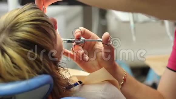 牙医在牙科诊所给病人注射视频的预览图