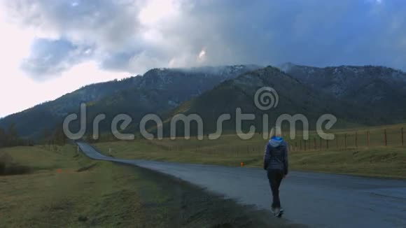 在山里的路上散步的女孩视频的预览图