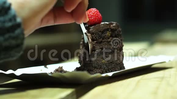 糖瘾者用塑料勺子吃巧克力蛋糕不健康的饮食糖尿病视频的预览图