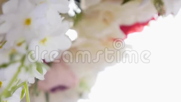 华丽的婚礼拱门鲜花盛开婚礼装饰视频的预览图