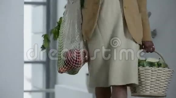 老妇人拿着一个篮子上面放着商店里的糖果视频的预览图
