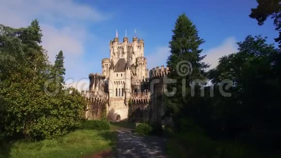 西班牙乡村森林中世纪塔楼空中录像视频的预览图