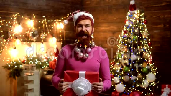 造型圣诞老人长胡子摆在木制背景上除夕之夜戴圣诞帽的圣诞老人视频的预览图