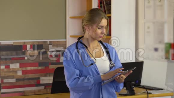 女性医生使用数字平板电脑指定病人的入院日期视频的预览图
