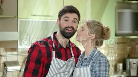 快乐的女人亲吻男人厨房视频的预览图