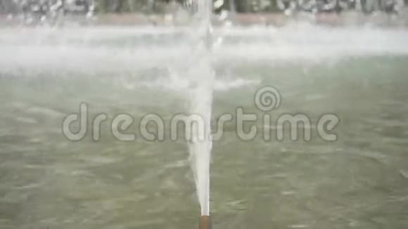 喷泉中的水滴慢速运动180fps视频的预览图