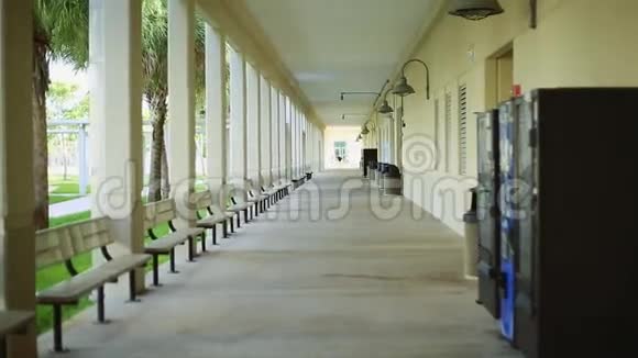 学校的室外走廊视频的预览图