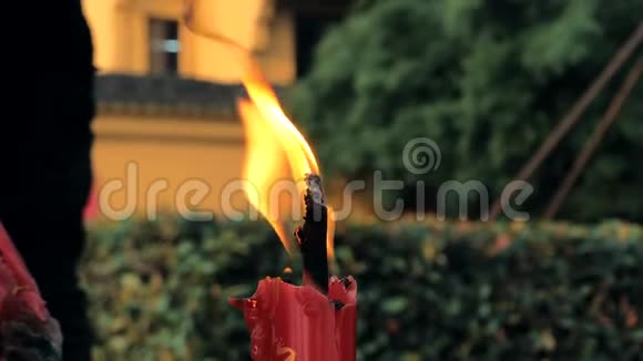 中国佛教寺庙中蜡烛燃烧的特写慢镜头视频的预览图