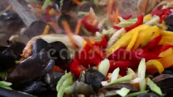 在煎锅中加入海鲜炒菜炖肉视频的预览图