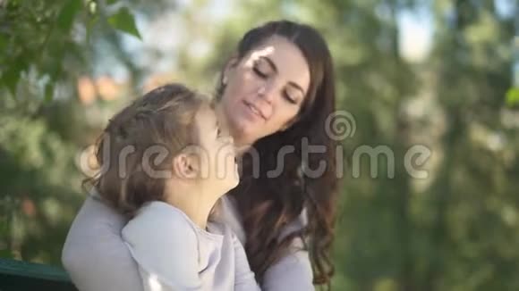 小金发女孩和她妈妈一起笑视频的预览图