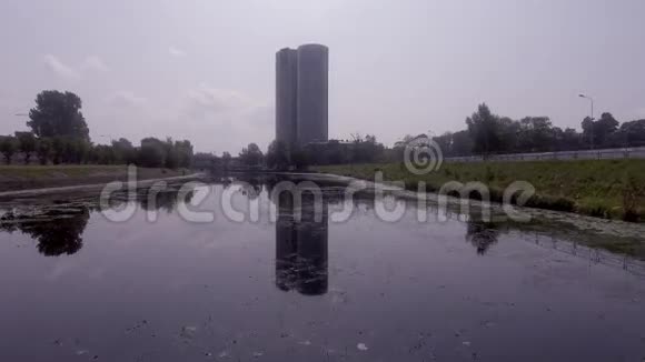 摩天大楼从水中看视频的预览图