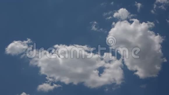 积云背景上一片晴空视频的预览图