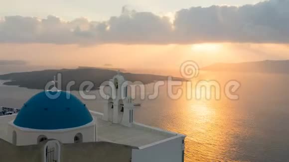 日落于爱琴海可观赏圣母玛利亚天主教堂视频的预览图