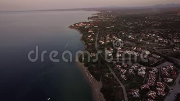 沿着海岸线空中拍摄的别墅希腊特里科佛海滩视频的预览图