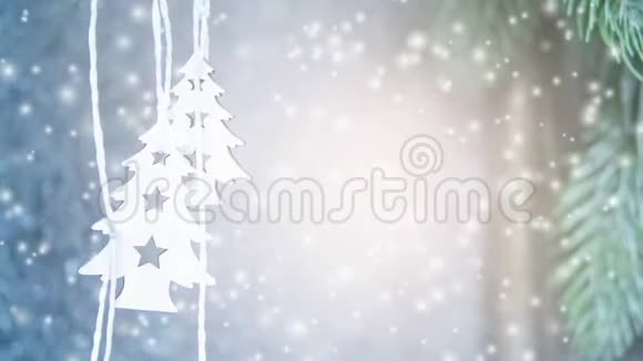 两棵白色的小圣诞树挂在灰色墙壁的背景上视频的预览图