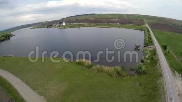 鸟瞰淡水湖这段视频是用无人机拍摄的视频的预览图