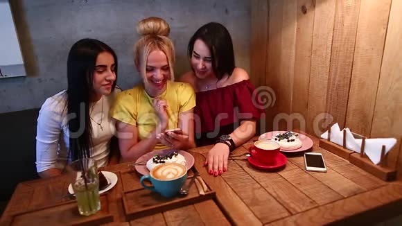 三个美丽的女人在咖啡馆里微笑交谈说出秘密吃饭d视频的预览图
