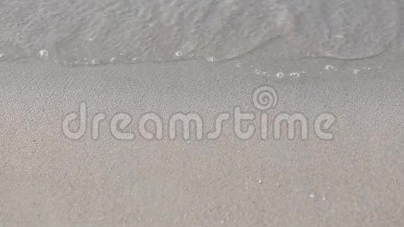 沙滩上的海浪美丽的海滩视频的预览图