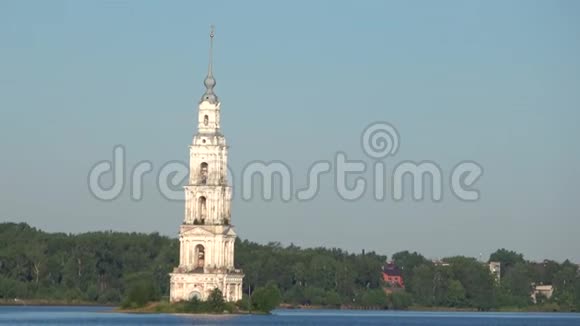 七月阳光明媚的早晨圣尼古拉大教堂的钟楼被洪水淹没俄罗斯卡利亚津视频的预览图