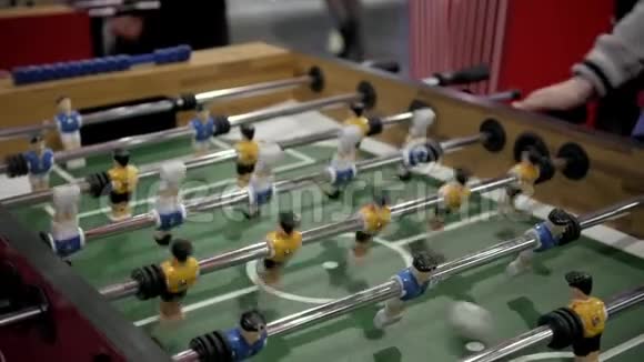 帅气开朗的男士们在活动中玩得很开心桌上足球特写体育比赛足球比赛视频的预览图