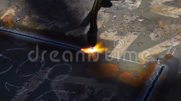 金属工业中使用气体火焰火炬切割金属的工人视频的预览图