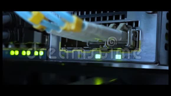 光学服务器通勤者闪烁的灯光光纤把电脑放在大的地方视频的预览图