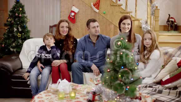 圣诞晚会上幸福家庭的画像视频的预览图
