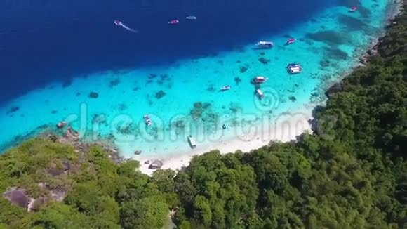 西米兰群岛航空海滩景观美丽的白色沙滩和清澈的蓝色水高清鸟眼景拍摄泰国视频的预览图