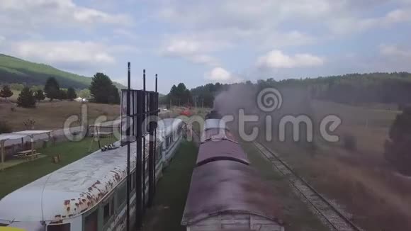 蒸汽机火车车厢和机车的4k空中令人惊叹视频的预览图
