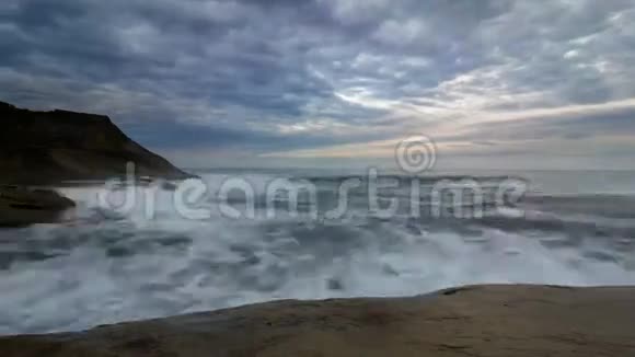 在太平洋城市俄勒冈州基万达角震波和震云时间在日落后进入蓝小时视频的预览图