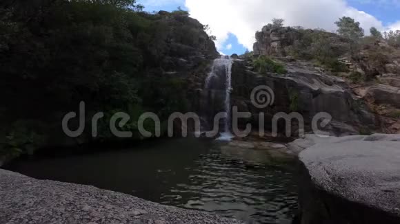 瀑布到宁静的湖和岩石视频的预览图
