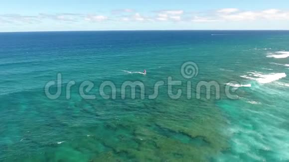 4k空中无人机摄像机热带海景拍摄专业风力机在平静的蓝绿色海水中滑行视频的预览图