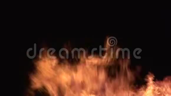 在黑色背景下燃烧烟雾和原木和人视频的预览图