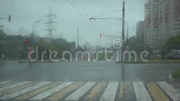 在雨天汽车经过十字路口视频的预览图