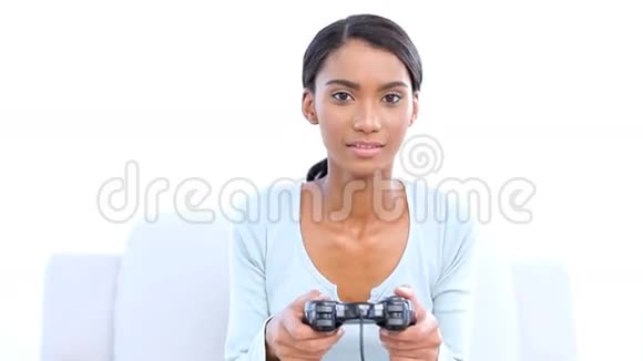 玩电子游戏和赢球的女人视频的预览图