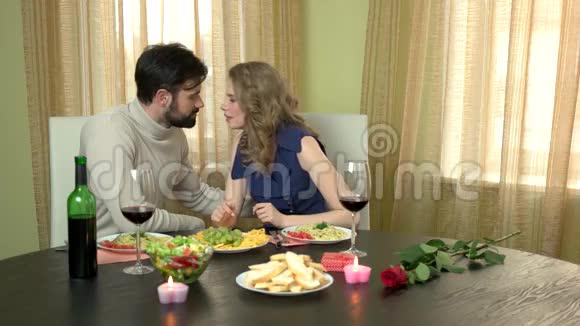 年轻夫妇吃意大利面视频的预览图