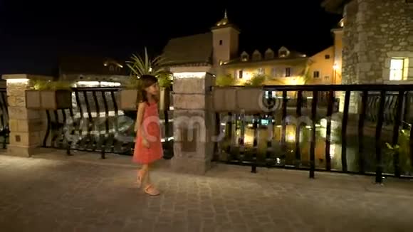 小女孩晚上在古城散步视频的预览图