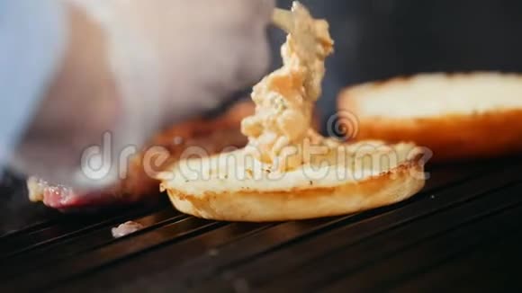 厨师准备汉堡把面包煎在烤架上放西红柿视频的预览图