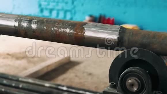 硬带焊接工艺特写钻杆制造工艺钻井石油制造企业视频的预览图