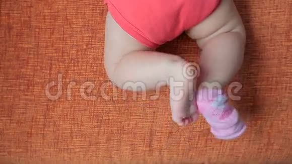 脚小宝宝要穿一个不带另一个视频的预览图