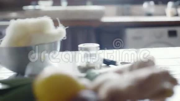 男人在厨房里准备新鲜和原味的菜视频的预览图