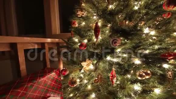 晚上的圣诞树视频的预览图