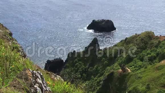 皮特凯恩岛俯视水面和岩石视频的预览图