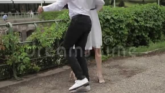 年轻夫妇在公园里散步享受乐趣和快乐黑白衣服视频的预览图